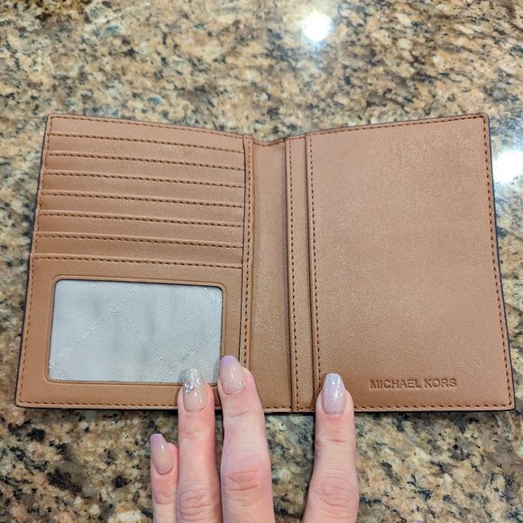 Michael Kors passport holder/wallet - Picture 2 of 3
